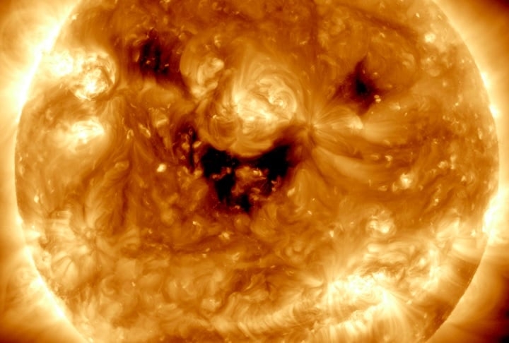 Alerta ligado! Previsões de especialistas dão conta de que um grande número de tempestades solares extremas pode acontecer até o fim de 2025. E isso pode causar um apagão em escala mundial. Reprodução: Flipar