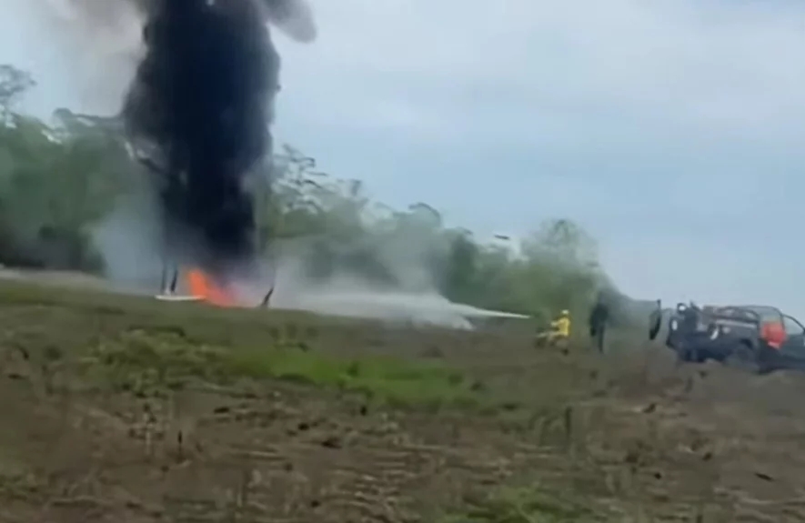 O piloto da aeronave, sem plano de voo, ignorou as ordens para ir embora e decidiu fazer um pouso forçado em área descampada ao sul da pista de Lábrea, próximo à Rodovia Transamazônica. Ele foi visto botando fogo no avião e fugindo. A Polícia Federal investiga. Reprodução: Flipar