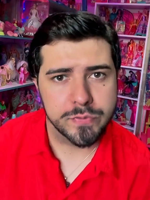 O estilista e maquiador Richard Pessato coleciona desde 2019 exemplares da Barbie e artigos relacionados aos filmes sobre a boneca. Reprodução: Flipar