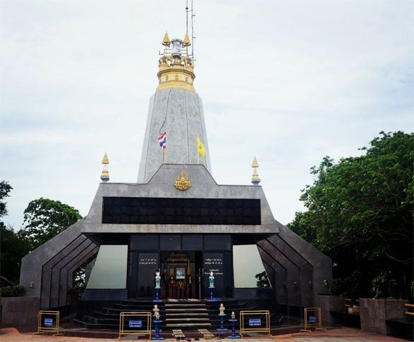 Farol de Promthep Cape, Tailândia - Fica na colina do cabo Promthep, na ilha Phuket, na Tailândia. Construído em 1996 em homenagem ao Rei Bhumibol Adulyadej, abriga um museu náutico, altar budista e restaurante.  Reprodução: Flipar