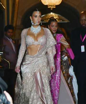 Kim Kardashian é criticada por escolhas de vestido em casamento indiano Reprodução/Instagram