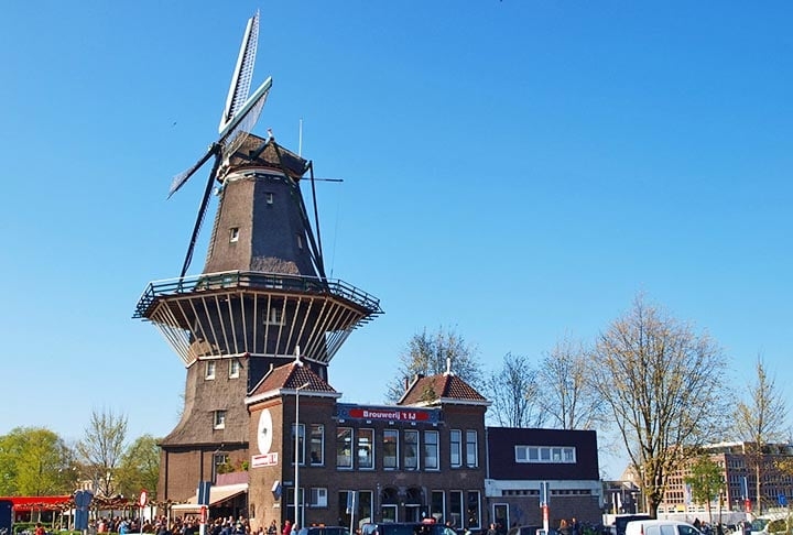 A capital Amsterdã também tem um moinho. Trata-se do “De Gooyer”, o mais alto construído com madeira no país, com 26,6 metros ,  além de ser um dos mais acessíveis. A estrutura está tombada como monumento nacional. Reprodução: Flipar