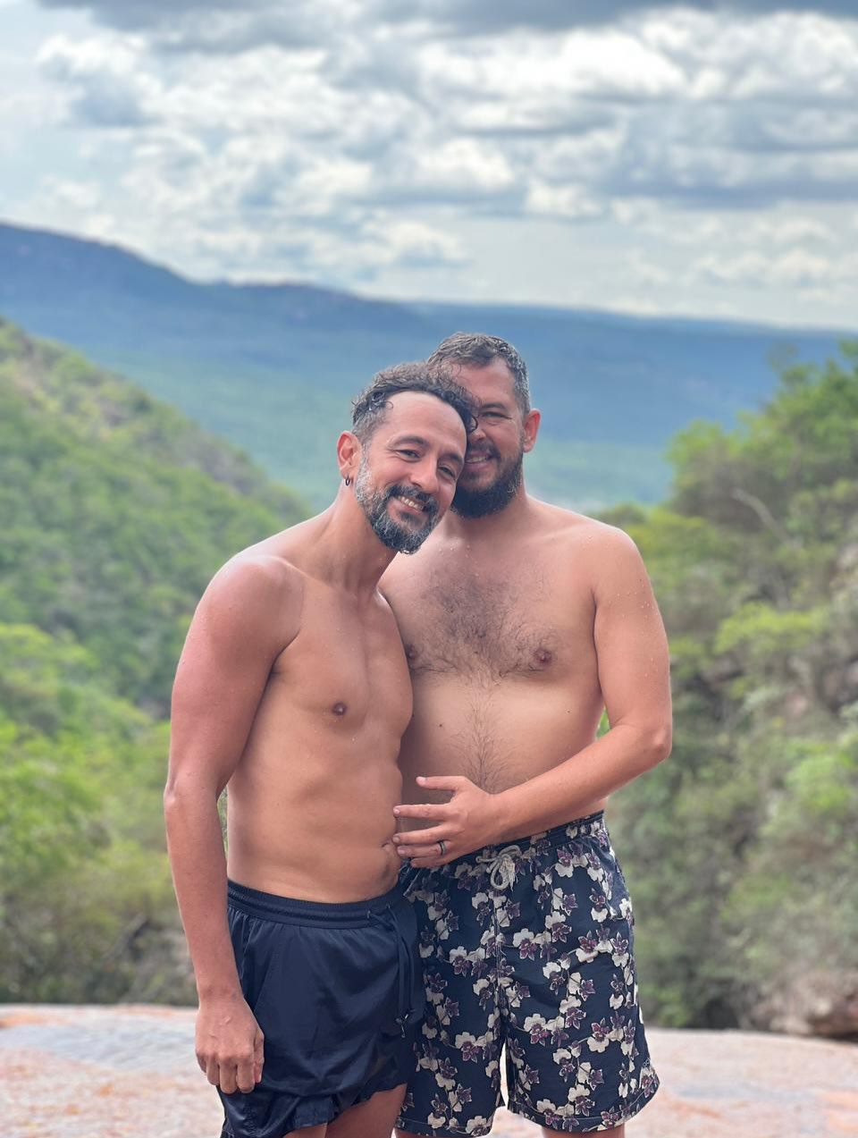 Irandhir Santos e Roberto Efrem Filho se abraçam. Foto: Reprodução/ Instagram @irandhirsan