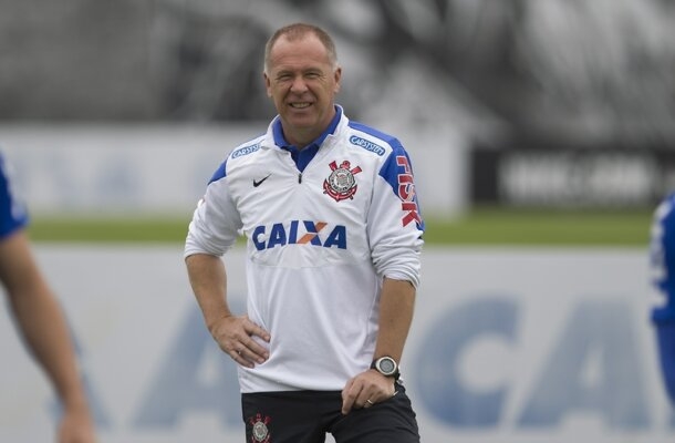 Um dia após demitir Vanderlei Luxemburgo, o Corinthians contratou Mano Menezes para comandar a equipe. O contrato entre as duas partes é de dois anos. Foto: Daniel Augusto Jr/Ag. Corinthians