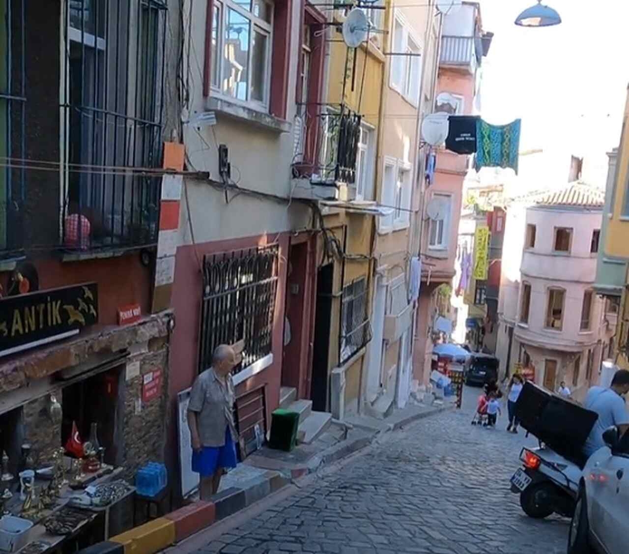 Essas áreas, repletas de ruas estreitas e pitorescas, são perfeitas para quem deseja capturar o espírito multicultural de Istambul, onde o passado e o presente se entrelaçam a cada esquina. Reprodução: Flipar