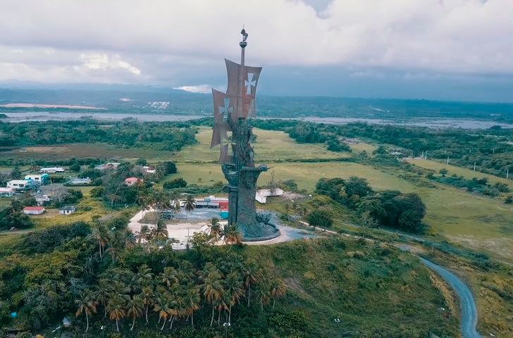 Nascimento de um Novo Mundo (Porto Rico) - 110 metros - Fica em Arecibo. Inaugurada em 2017.  Celebra os 5 séculos da primeira viagem à América. A escultura tem Cristóvão Colombo e as caravelas Santa Maria, Pinta e Nina. É do mesmo escultor de Pedro, O Grande, em Moscou: o artista russo Zurab Tsereteli. Reprodução: Flipar