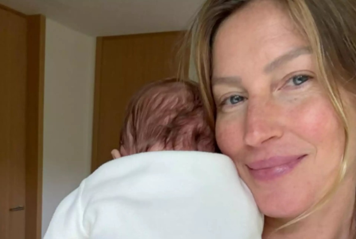 Em 11/05, Dia das Mães, Gisele Bündchen apresentou aos fãs seu filho caçula, que nasceu poucos meses atrás. A ex-modelo compartilhou no Instagram uma foto do bebê de costas, em seu colo. 
. Foto: Reprodução: Flipar