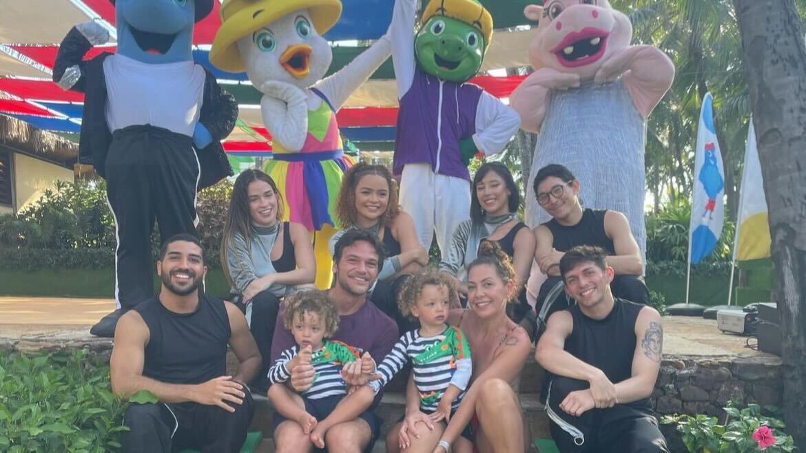 Fabiula Nascimento e Emilio Dantas com os filhos gêmeos Roque e Raul posam com equipe de parque aquático Reprodução Instagram - 2.7.2024