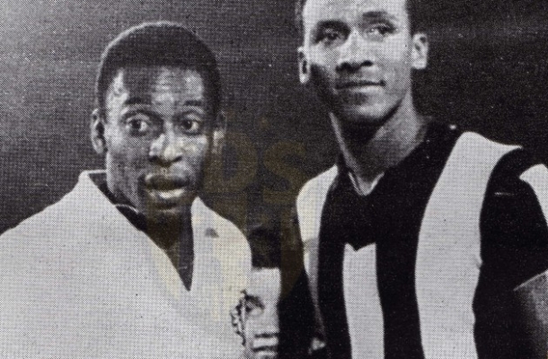 Natural da na cidade mineira de Três Corações, o camisa 10 chegou ao Santos em 1956, clube que defendeu por 18 anos e onde liderou uma era dourada da qual os santistas jamais esquecem.- Foto: Arquivo/El Grafico