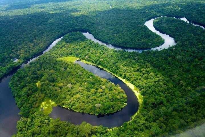 A largura média do rio Amazonas é de aproximadamente cinco quilômetros. Em alguns lugares, de uma margem é impossível ver a margem oposta, por causa da curvatura da superfície terrestre. No ponto onde o rio mais se contrai – o chamado estreito de Óbidos – a largura diminui para 1,5 quilômetro e a profundidade chega a 100 metros. Reprodução: Flipar