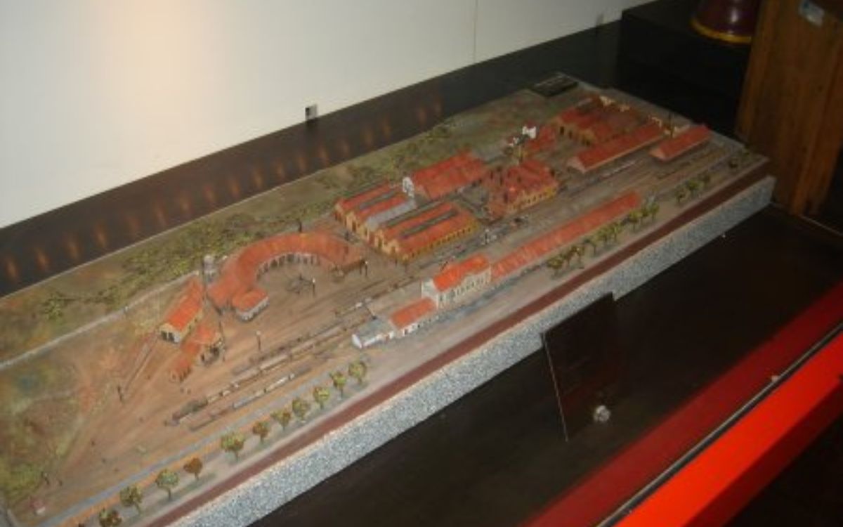 Curitiba (PR): A rotunda de Curitiba foi construída em 1910 no bairro Rebouças, próxima ao pátio ferroviário da capital paranaense. Originalmente tinha 180 graus e era usada pela Rede de Viação Paraná-Santa Catarina.  Com o passar das décadas, passou por reformas que alteraram sua estrutura. Em 2009, fotografias mostravam o prédio já descaracterizado, sem telhados originais e com paredes adaptadas para outros usos.. Foto: Reprodução/Estações Ferroviárias do Brasil