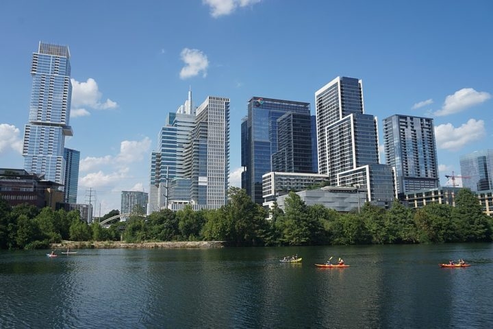 A cidade também tem parques, trilhas e o lago Lady Bird, ideal para quem busca uma dose de romantismo ao ar livre. Reprodução: Flipar