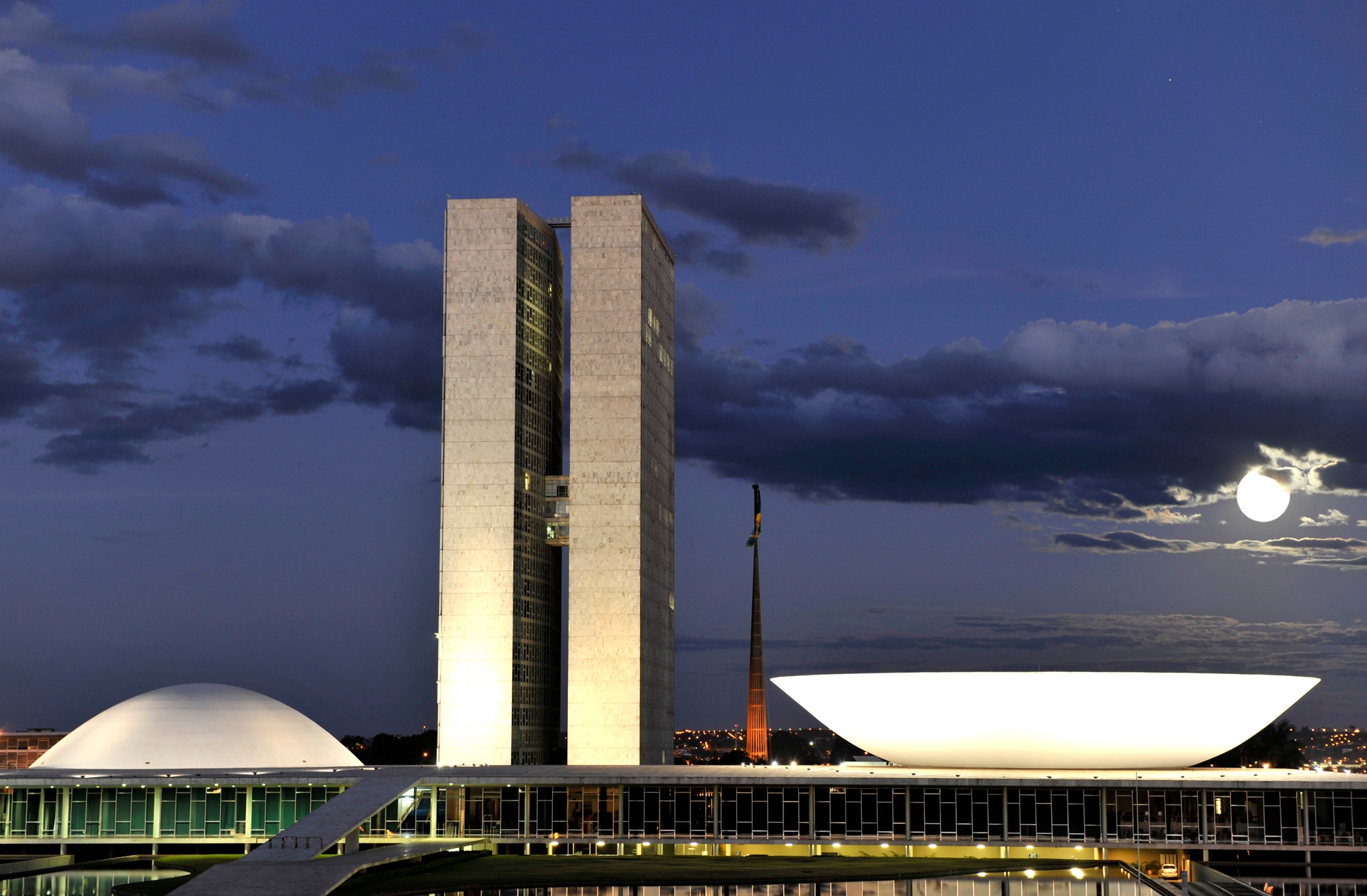 A faixa principal do 5G foi ativada em julho no Brasil . Brasília foi a primeira a receber o serviço, em julho de 2022. 