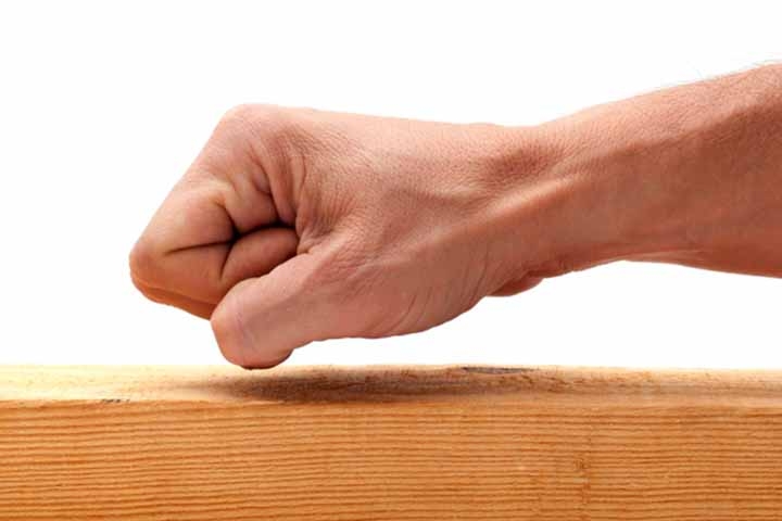 Bater três vezes na madeira - Um hábito comum de brasileiros supersticiosos é seguir esse rito para impedir má sorte. O “toc-toc-toc” vem quando algo dito está associado a um fato ruim. 
 Reprodução: Flipar