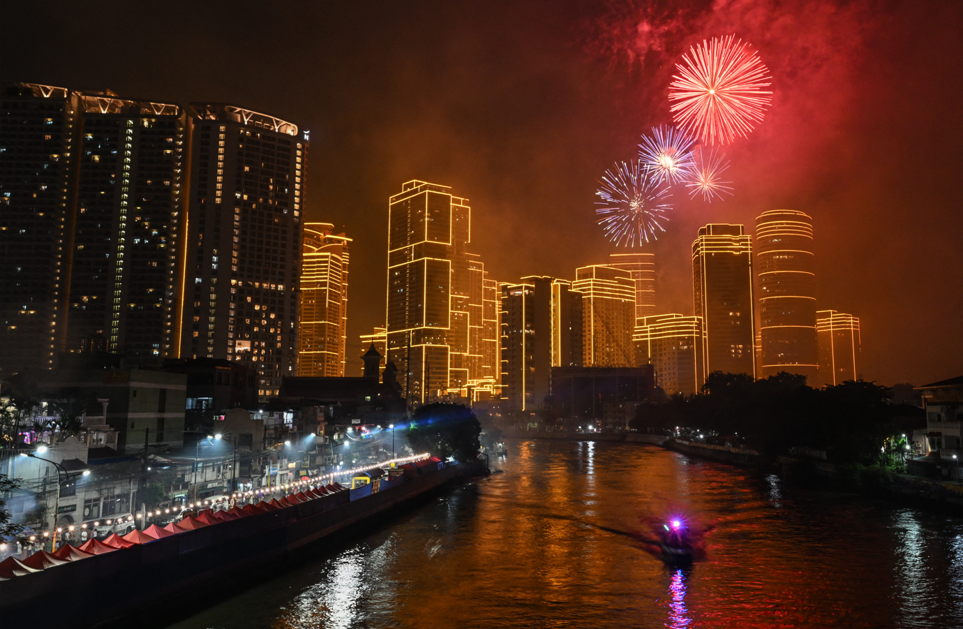 Filipinas, com jogo de luzes nos prédios, celebrando 2025 AFP