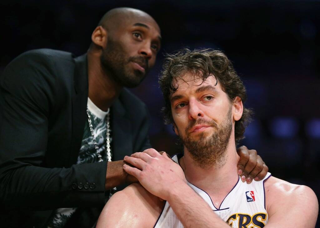 Kobe Bryant consola Pau Gasol após a eliminação do Los Angeles Lakers. Foto: Getty Images/Jeff Gross