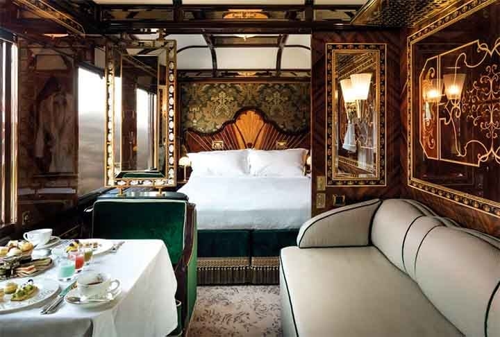 As cabines são decoradas em estilo clássico e incluem um serviço impecável, que inclui refeições gourmet servidas em porcelana fina e cristais. Reprodução: Flipar