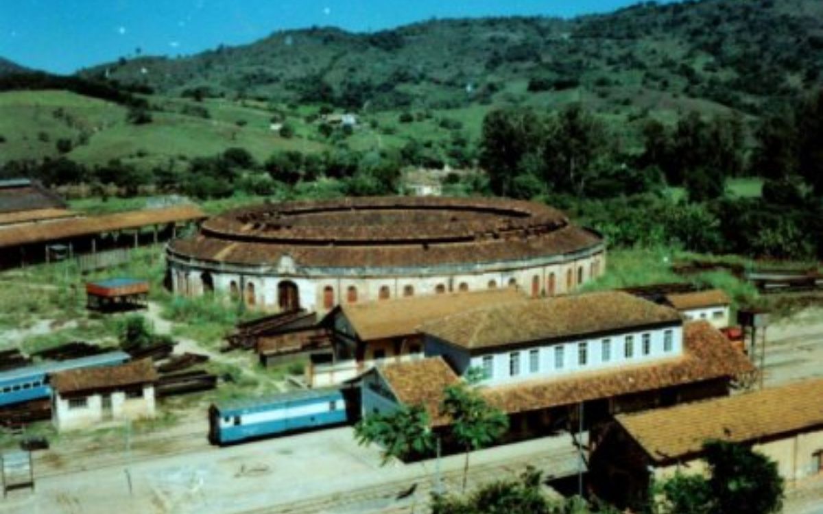 Ribeirão Vermelho (MG): A rotunda de Ribeirão Vermelho foi inaugurada em 1896 e construída com material importado da Escócia e da França. Tinha 360 graus e servia tanto para depósito quanto para manutenção de locomotivas.  Hoje, encontra-se em ruínas. Fotografias de 2020 mostram a degradação do prédio, que já foi referência da arquitetura ferroviária mineira. Ela, no entanto, será revitalizada após 40 anos.. Foto: Reprodução/Estações Ferroviárias do Brasil