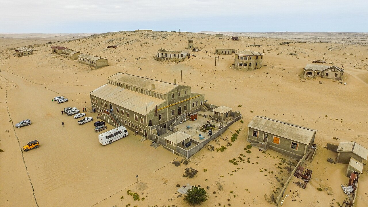 Um lugar que um dia foi próspero corre o risco de sumir do mapa. É a cidade de Kolmanskop, que fica na Namíbia, no Sul da África.   Reprodução: Flipar