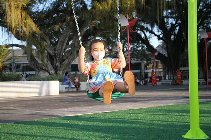 Se o seu filho não encara os brinquedos de um parque de diversões, que tal levá-lo a um parque ao ar livre para ele brincar como quiser?