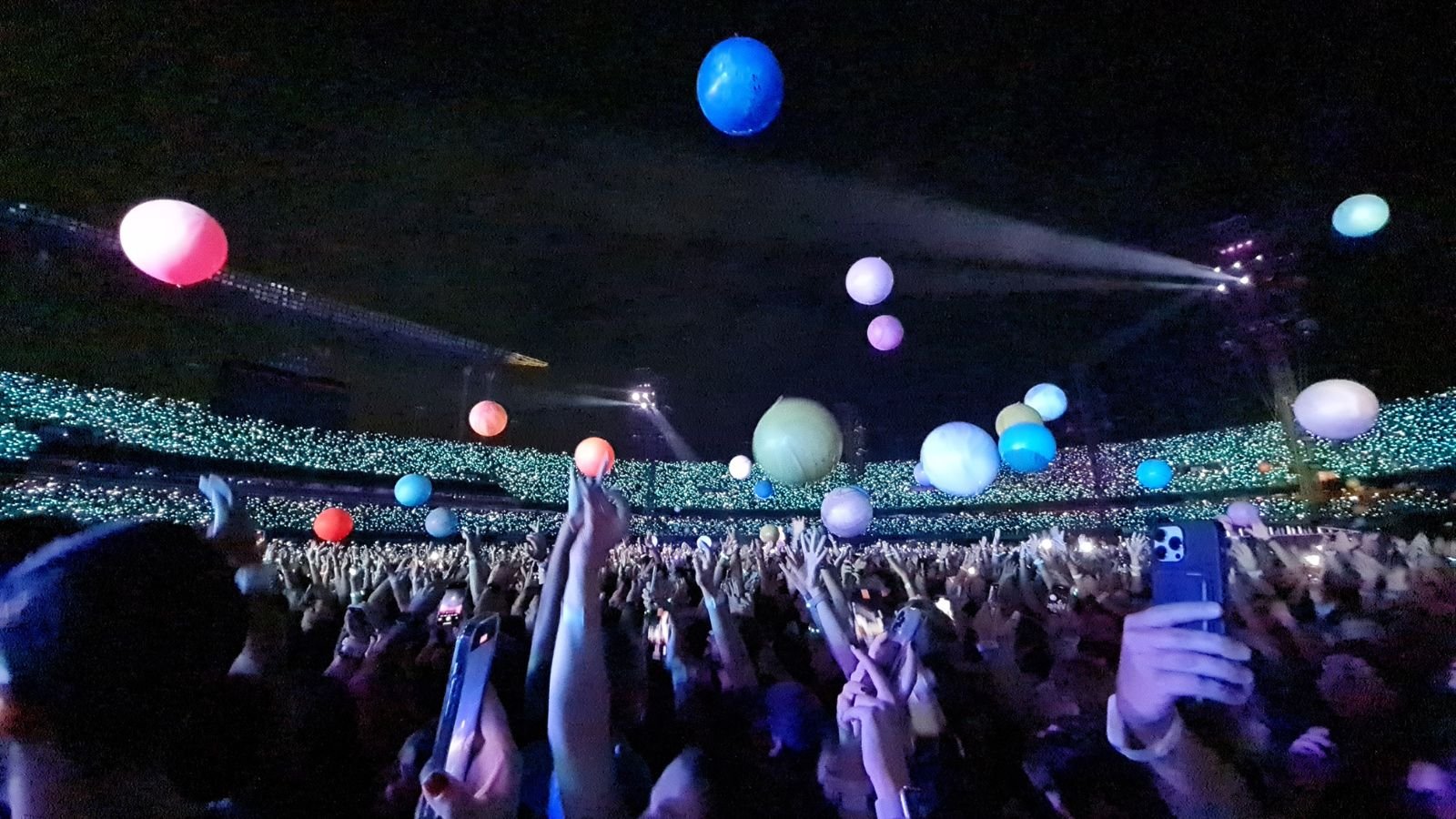 Bolas foram lançadas pela plateia em show do Coldplay. Foto: Isabela Frasinelli/iG - 10.03.2023