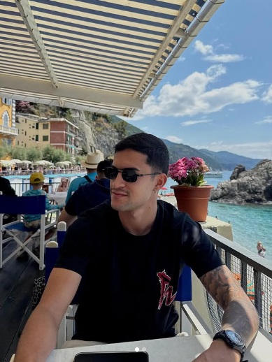 Nestor, meia do Bahia, também está na Europa. O jogador curte o litoral de Cinque Terre, na Itália. . Foto: Reprodução/Instagram