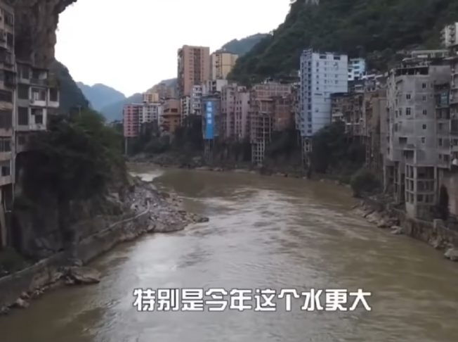 A cidade é desse jeito por conta de alguns aspectos bem particulares. Um deles é o fato dela estar localizada às margens do rio Hengjiang, cercada por altas e íngremes montanhas de ambos os lados, além de uma vegetação densa. Reprodução: Flipar