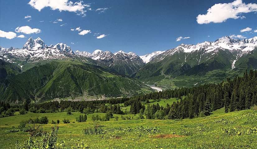 A Suanécia é uma região considerada Patrimônio da Humanidade pela UNESCO, em que aldeias com casas medievais ainda persistem, na paisagem montanhosa do Cáucaso.    Reprodução: Flipar
