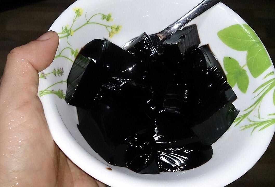 O processo inicial é a retirada dessas raspas de pele. Ele é composto de grandes equipamentos e recipientes, que fervem os tecidos, com mistura de água e vinagres. Reprodução: Flipar