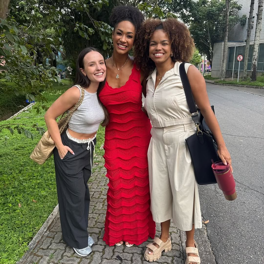 Aline Patriarca se encontra com Larissa Manoela e Jeniffer Nascimento. Foto: Reprodução Instagram - 27.3.2025