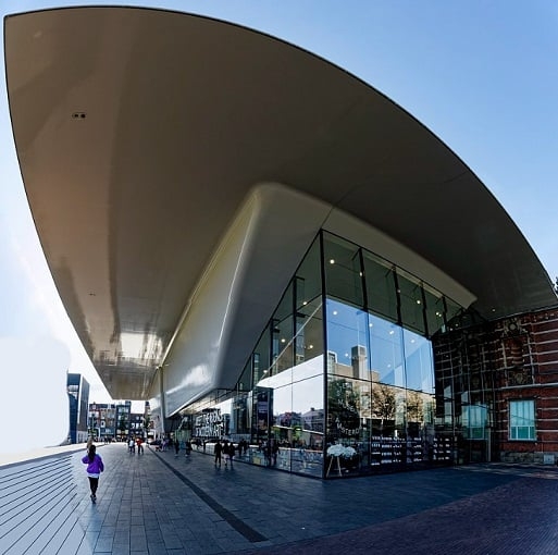 Museu Stedelijk - Descrição: Inaugurado em 1895, o Museu Stedelijk é um dos principais museus de arte moderna e contemporânea da Europa, com obras de artistas como Picasso, Mondrian e Warhol - Localização: Praça dos Museus (Museumplein) - Referências Históricas: O museu desempenhou um papel fundamental no desenvolvimento e exibição de arte moderna nos Países Baixos Reprodução: Flipar