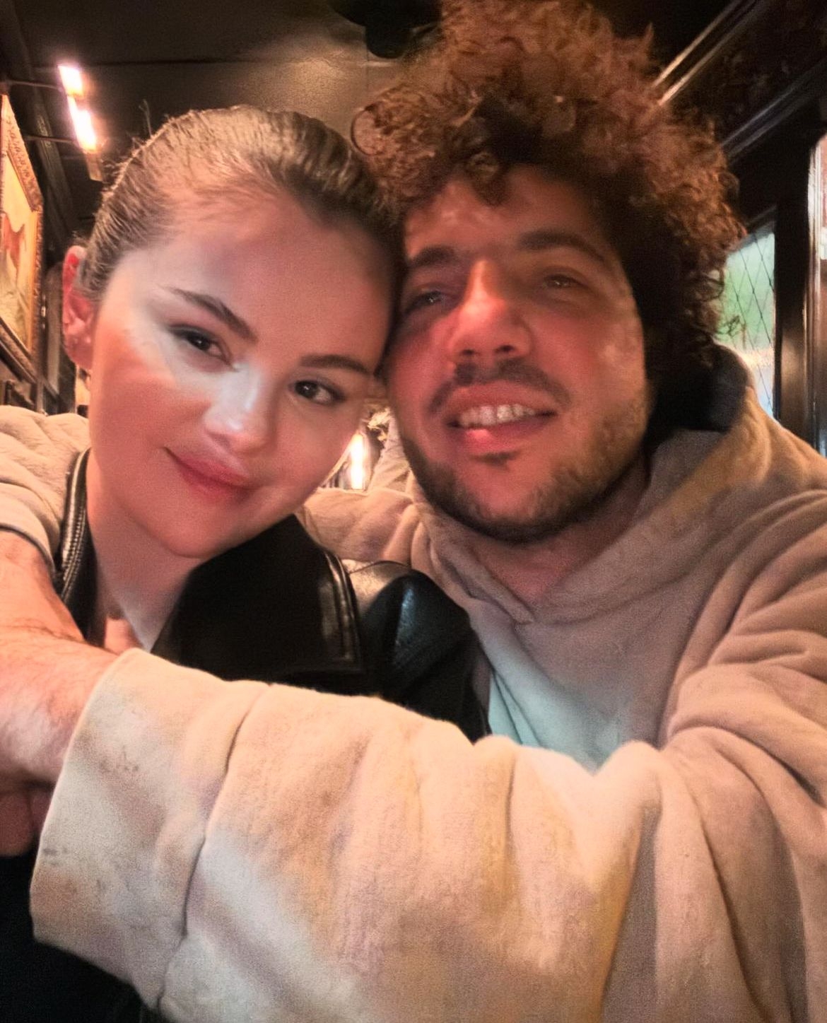 Em 2017, engatou um romance com o também cantor The Weeknd, que não chegou a durar nem um ano. Desde dezembro de 2023, Selena vive um relacionamento com o produtor musical Benny Blanco (foto). Reprodução: Flipar