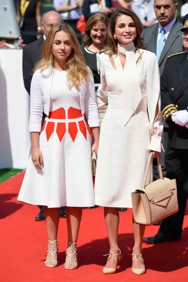 Princesa Iman Bint Abdullah da Jordânia (esquerda) - Filha do rei Abdullah II e da rainha Rania da Jordânia, Iman é uma princesa engajada em esportes e atividades culturais. Apesar de não poder herdar o trono devido à sucessão masculina da Jordânia, ela continua sendo uma figura importante na vida pública e no apoio à monarquia. Reprodução: Flipar