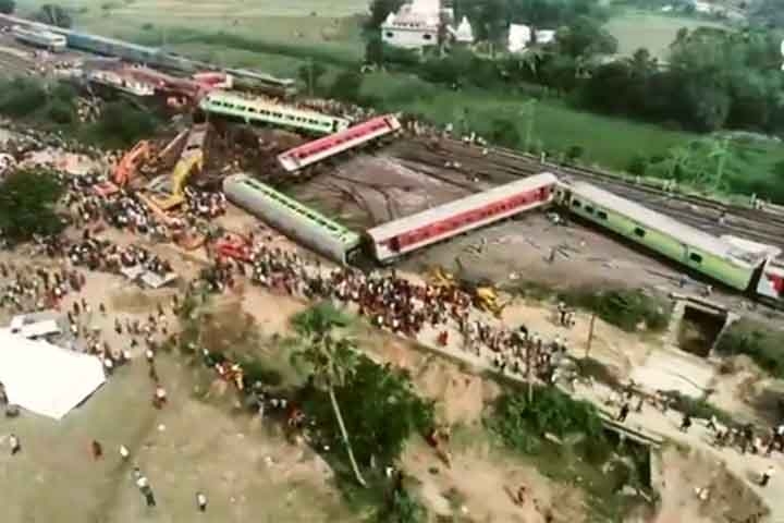 Desastre de Bihar (Índia, 1981): Um trem de passageiros descarrilou e caiu no rio Bagmati durante uma tempestade, resultando na morte de mais de 750 pessoas.  Reprodução: Flipar