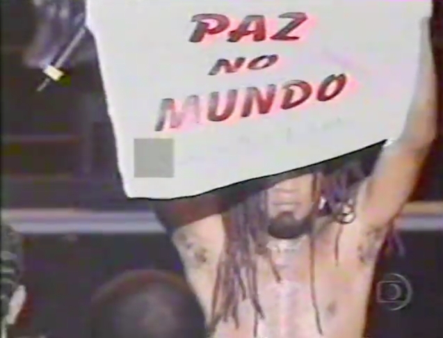 O episódio começou quando Brown pediu aos bombeiros que parassem de jogar água na plateia. Isso gerou revolta em parte do público, que começou a vaiar e jogar garrafas no palco. Ele tentou apaziguar os ânimos, mas a situação só piorou. Reprodução: Flipar