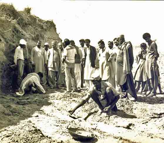 O local foi redescoberto em 1922 pelo arqueólogo inglês Sir John Marshall. O carro dele ainda se encontra no museu de Moenjodaro como homenagem. Reprodução: Flipar