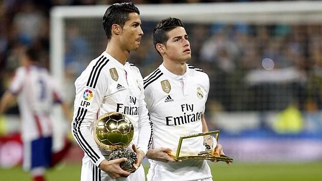 Cristiano Ronaldo e James Rodríguez posam com Bola de Ouro e prêmio Puskás Reprodução / Marca