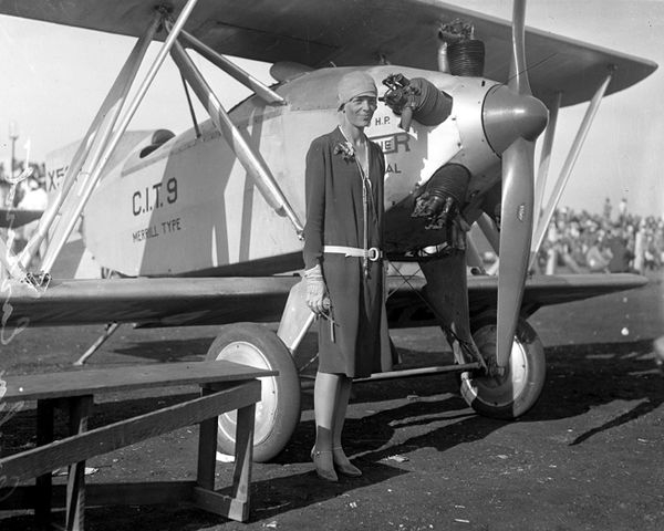 Amelia Earhart: O destino trágico de Amy se assemelha ao de outra aviadora: Amelia Earhart. Aos 39 anos, a norte-americana desapareceu no Oceano Pacífico em 2/7/1937, nunca foi encontrada e, após buscas incessantes, sua morte foi declarada dois anos depois. Reprodução: Flipar