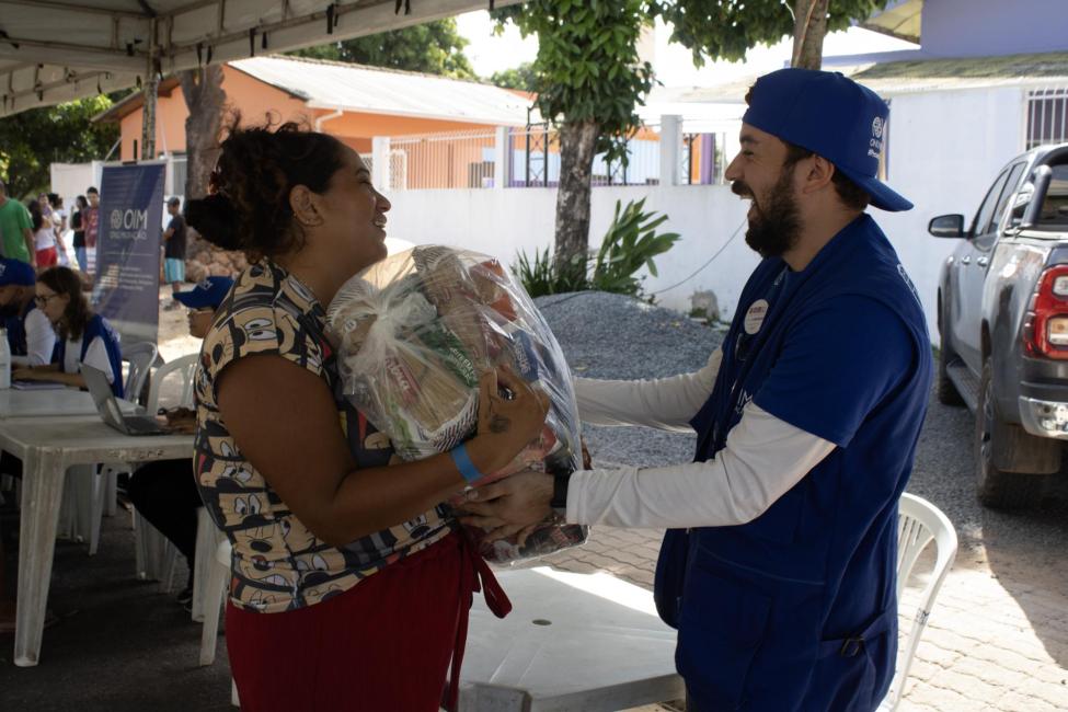 OIM distribui cestas básicas em Boa Vista: A OIM entregou mais de 1.400 cestas básicas em Boa Vista entre novembro e dezembro de 2024, beneficiando refugiados, migrantes e brasileiros em situação de vulnerabilidade.. Foto: Divulgação