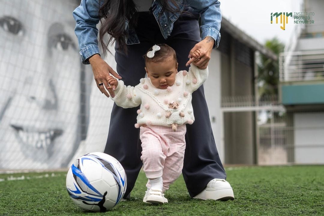 Mavie se divertiu no campo com uma bola de futebol Reprodução/Instagram