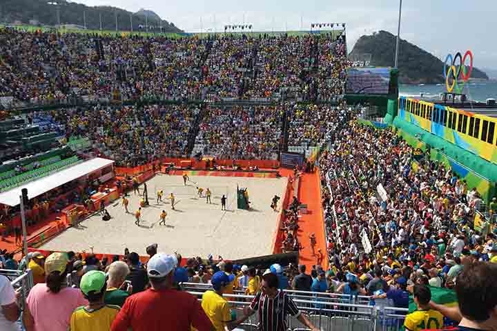 Nos Jogos Olímpicos de 2016, a praia sediou as competições de vôlei de praia, maratona aquática e triatlo. A Arena Copacabana é uma área móvel que foi construída na praia de Copacabana para a realização dessas modalidades. Reprodução: Flipar