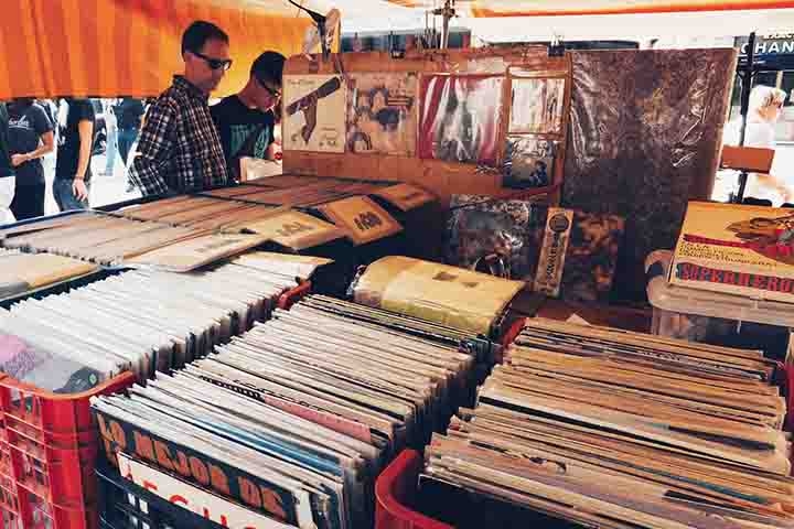 A retomada do vinil nos últimos anos é atribuída a fatores diversos, como a experiência artística que o formato permite, o apelo visual de capas e encartes, a qualidade sonora e os grupos de colecionadores. 
 Reprodução: Flipar