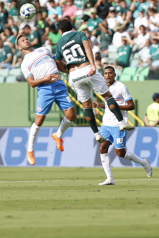 Em jogo maluco de duas viradas e dez gols, Bahia derrota o Goiás pelo  Brasileirão