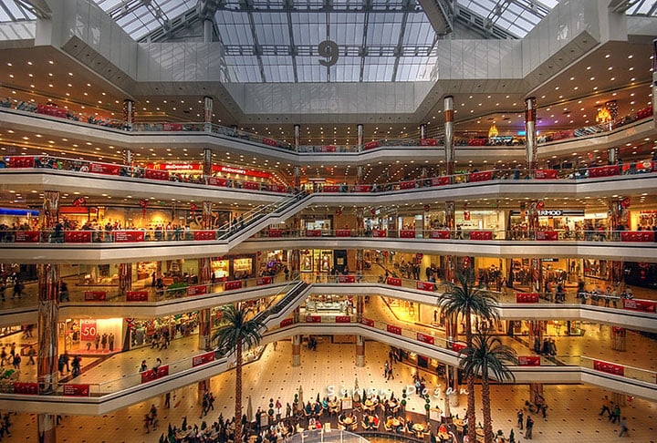 Cevahir Mall (Istambul, Turquia) - Maior shopping da Europa. A sua estruturação levou apenas dois anos e meio para ser concluída, em 2005. Mesmo após 18 anos da inauguração, permanece como o maior centro comercial do continente.  Reprodução: Flipar