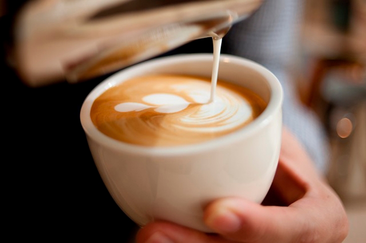 O café com leite, um clássico, atenua o efeito ácido do café para quem tem gastrite: a bebida fica equilibrada. O leite no café aumenta a concentração. Por isso, faz parte da merenda em muitas escolas.  Reprodução: Flipar