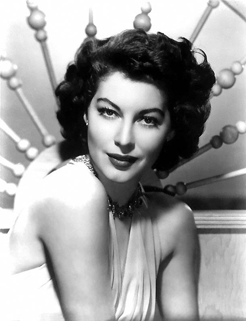 Ava Gardner (1922-1990) - EUA - Tinha 19 anos quando seu cunhado, fotógrafo, exibiu seu retrato como chamariz na fachada do estúdio. E logo chamou atenção. Para o cinema, foi um passo. Indicada ao Oscar, teve carreira de sucesso. Foi casada com Frank Sinatra.   Reprodução: Flipar