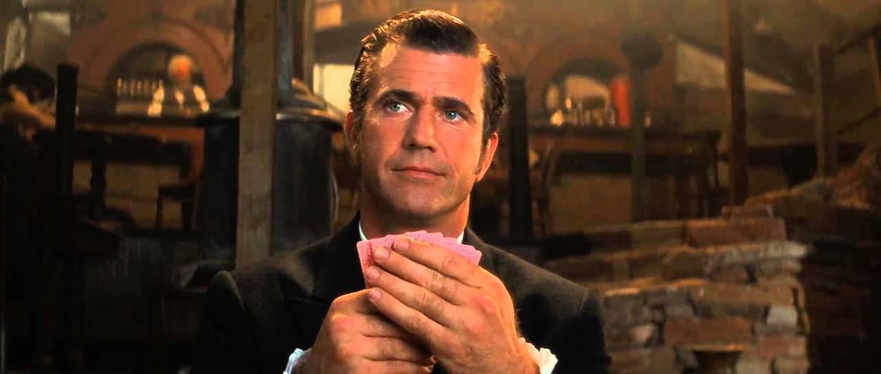 “Maverick” (1994): No Velho Oeste, Bret Maverick(Mel Gibson), um jogador de pôquer,  inicia uma corrida contra o tempo para conseguir três mil dólares para poder participar de um torneio de pôquer, no qual o vencedor vai receber meio milhão de dólares. Foto: Reprodução
