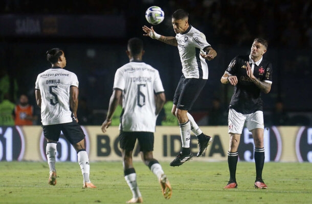 1º Botafogo - 59 pontos - 35,2% de chance de título, 99,9% chance de Libertadores, zero risco de rebaixamento - Foto:  Vitor Silva/Botafogo.