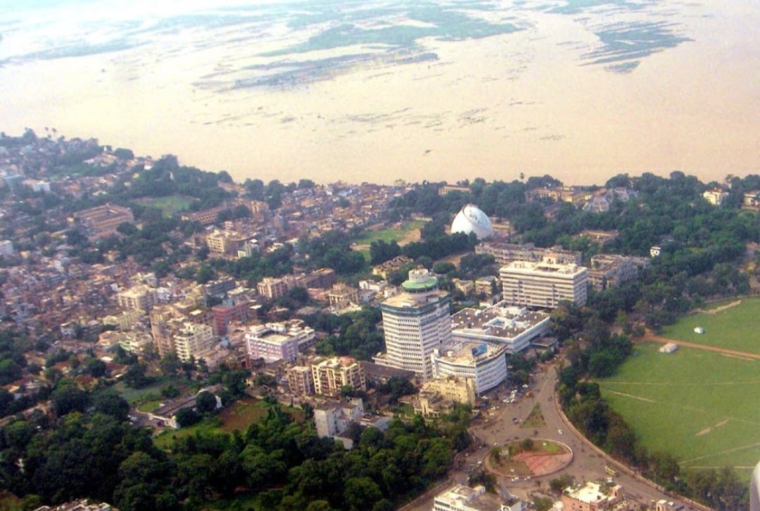 Na Índia, um menino de apenas 2 anos mordeu e matou uma cobra naja, após ser atacado pelo animal dentro de casa. Foi na vila de Bankatwa, no estado de Bihar. Reprodução: Flipar