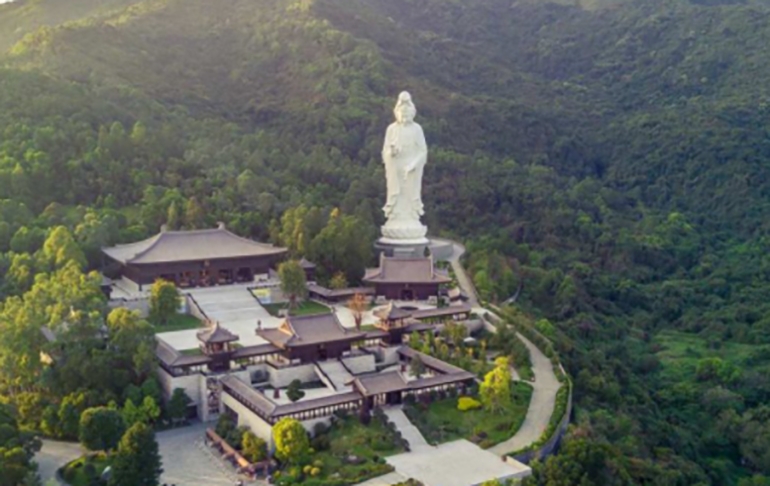 Guan Yin (Hong Kong) - 76m - A estátua feita de bronze, pintada com uma tinta branca autolimpante de fluorocarbono, fica ao lado do mosteiro Tsz Shan.  Reprodução: Flipar